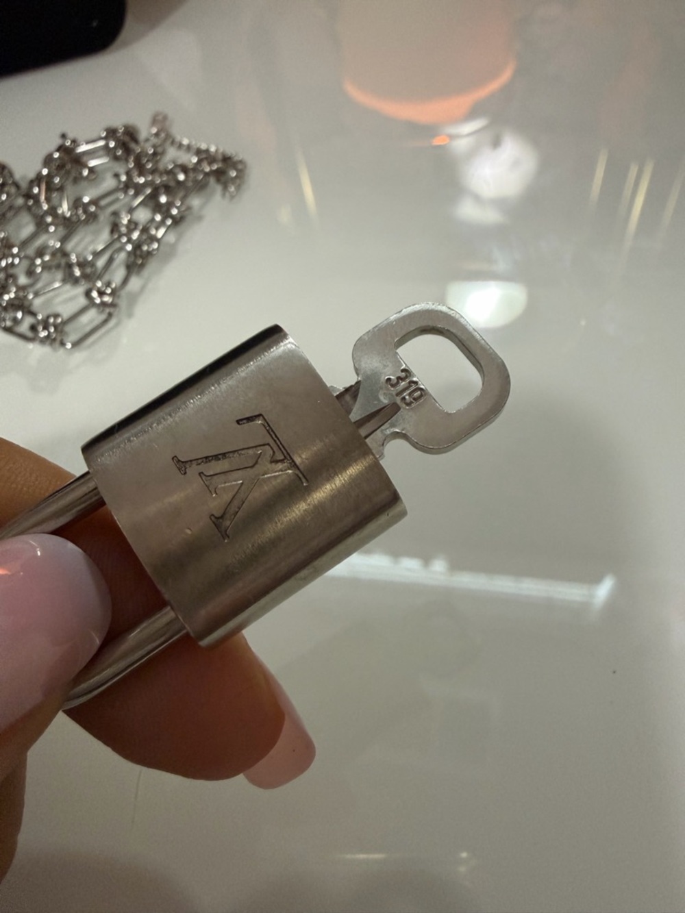 Louis Vuitton Silver Padlock with 18k gold plated set. Number # 319 🩶 - Picture 7 of 9